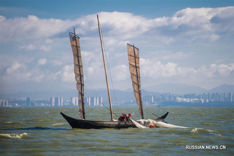 Рыбаки в провинции Юньнань возвращаются с богатым уловом 
