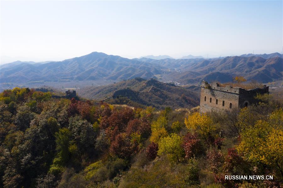 Пейзаж участка Великой китайской стены в пров. Хэбэй в глубокую осень