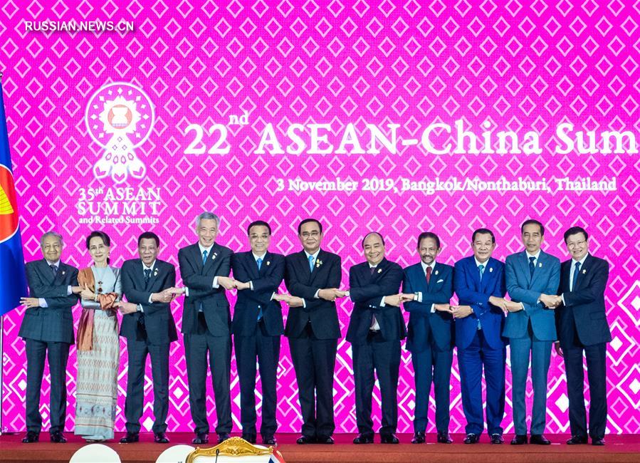 （时政）李克强出席第22次中国－东盟领导人会议