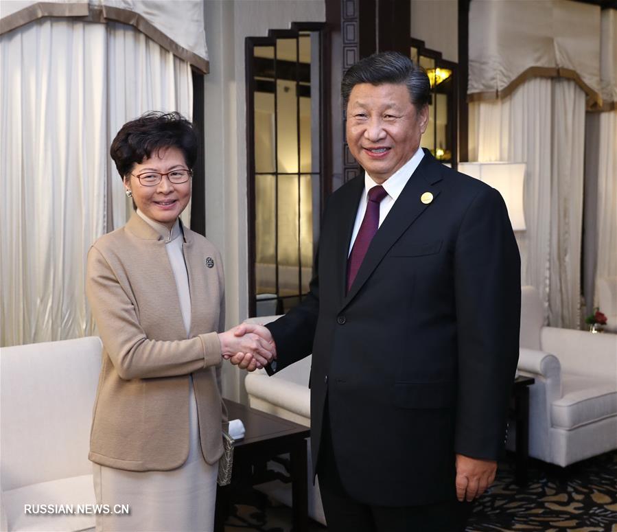 Си Цзиньпин встретился с главой администрации САР Сянган 