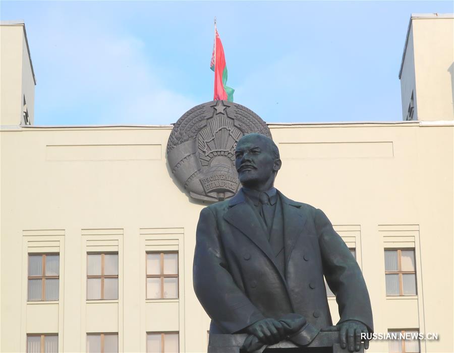 Цветы к памятнику В.И.Ленину возложили в Минске 