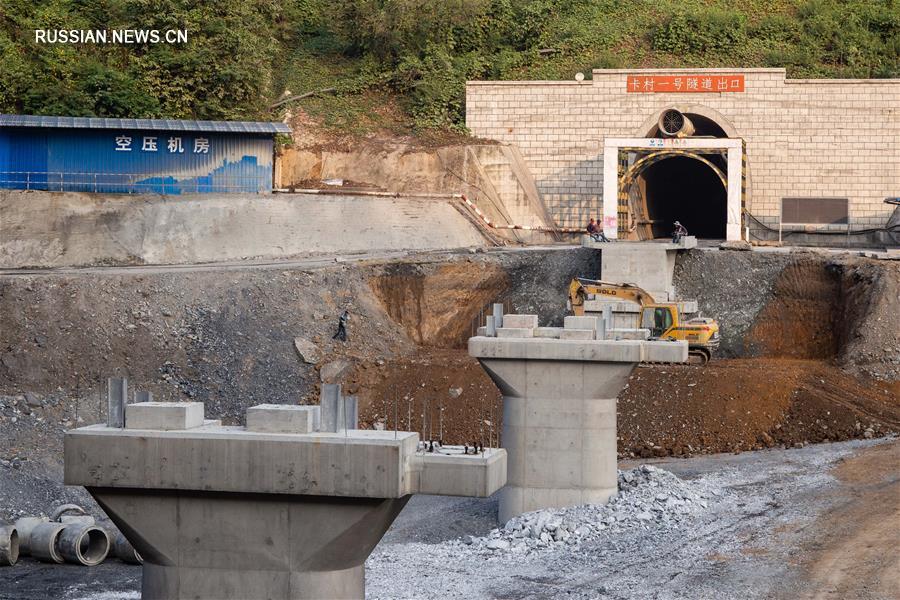 На строительстве железной дороги Китай -- Лаос досрочно завершили проходку тоннеля "Бан Ка-1"