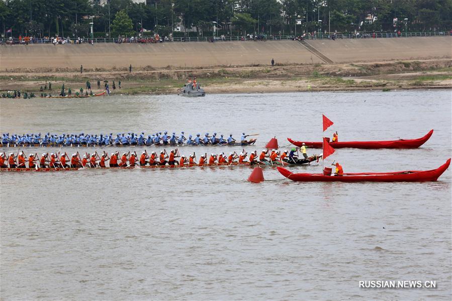 Фестиваль Бон Ом Тук в Камбодже