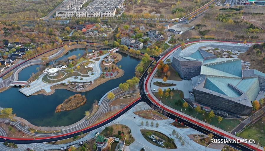 Осенний день в ландшафтном парке Наньху в Таншане