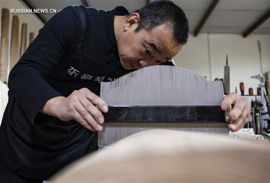 Мастер из Тайюаня сохраняет традиции изготовления цитр гуцинь