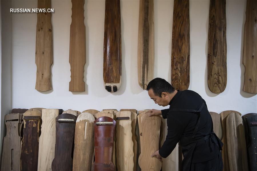 Мастер из Тайюаня сохраняет традиции изготовления цитр гуцинь