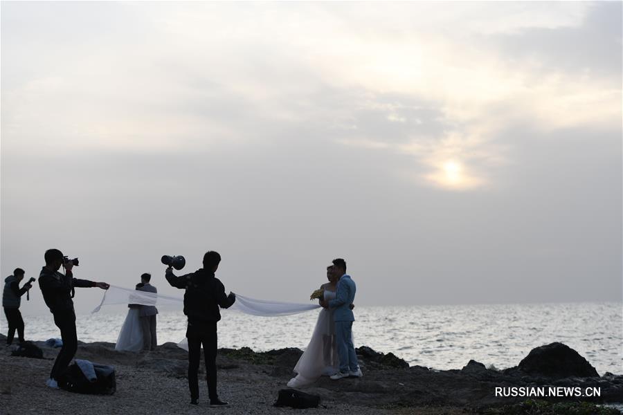 Свадебные фотографии на берегу озера Чаоху в Хэфэе 
