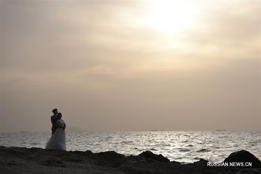 Свадебные фотографии на берегу озера Чаоху в Хэфэе 