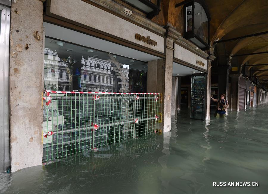 В Венеции продолжается наводнение