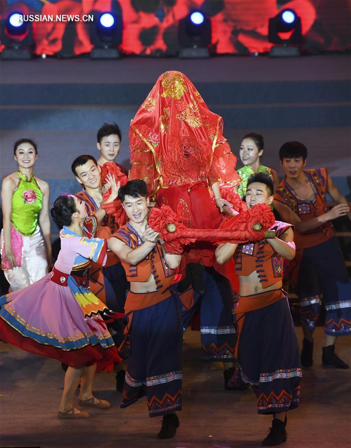 В уезде Ушань на юго-западе Китая стартовал 13-й фестиваль красных листьев 