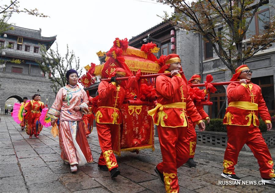 Коллективная свадьба в китайском стиле в древнем городе Цзимо