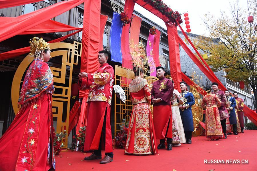 Коллективная свадьба в китайском стиле в древнем городе Цзимо