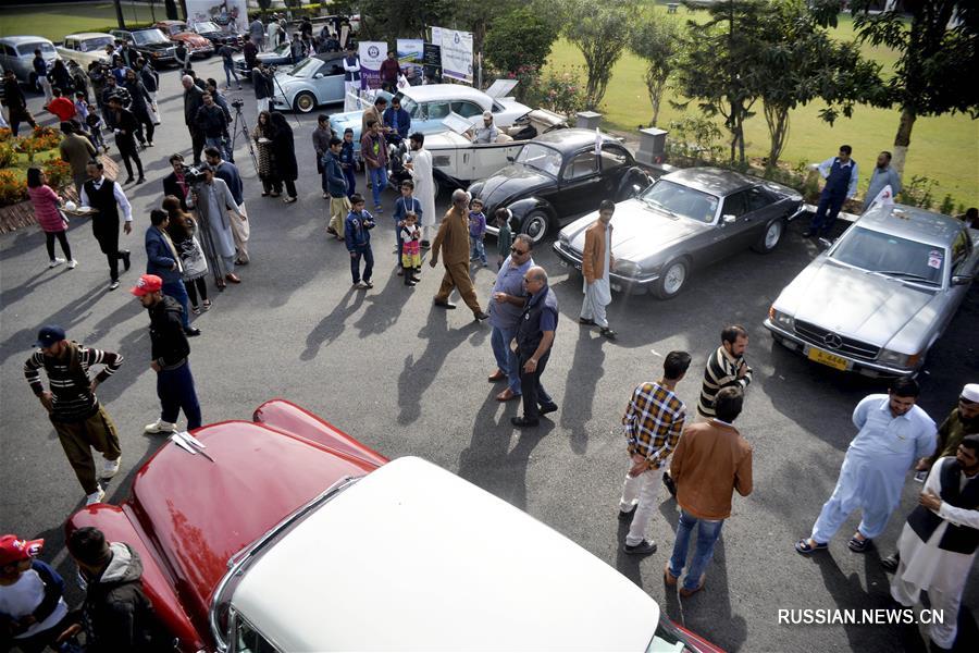 Выставка ретро-автомобилей в Пакистане