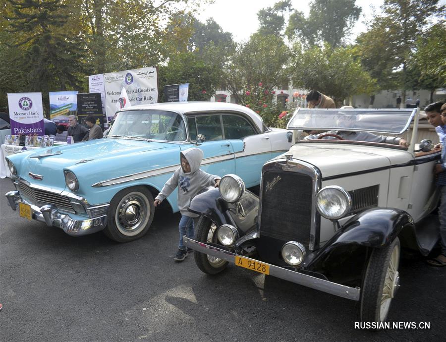 Выставка ретро-автомобилей в Пакистане