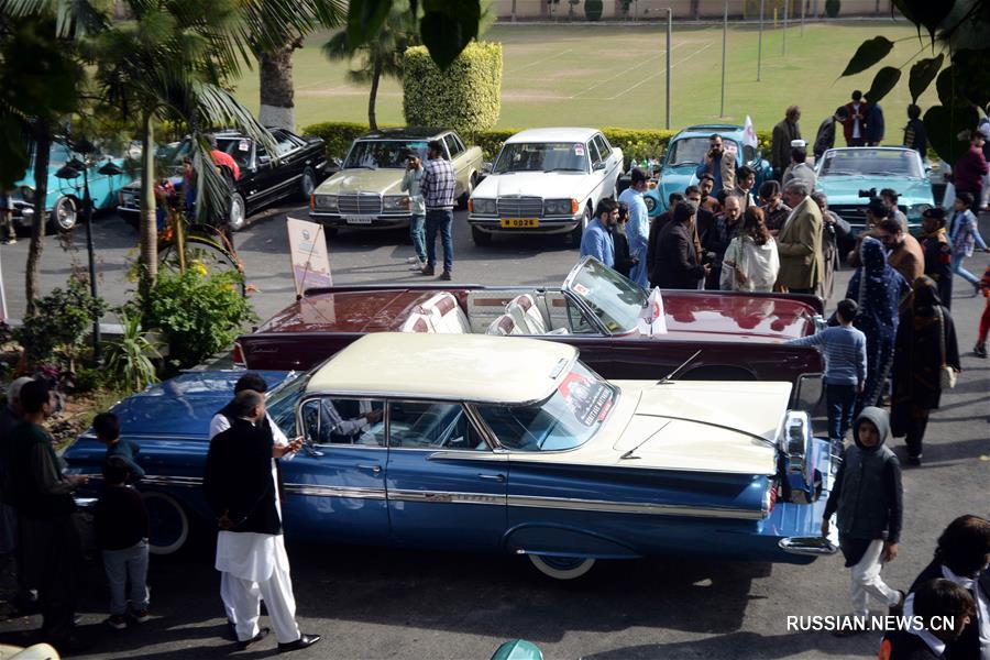 Выставка ретро-автомобилей в Пакистане