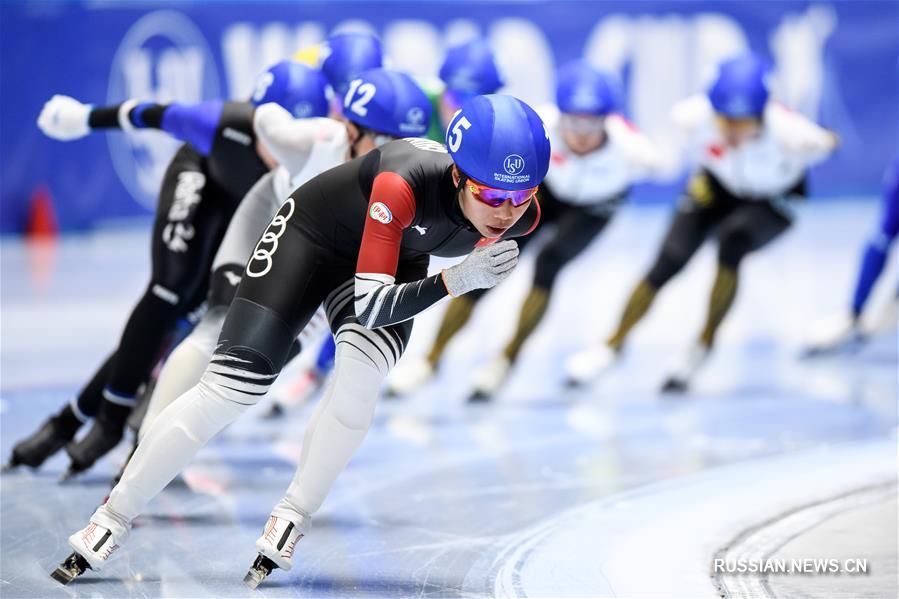 Конькобежный спорт: Китайские конькобежцы принимают участие в соревнованиях на этапе Кубка мира по конькобежному спорту в Польше