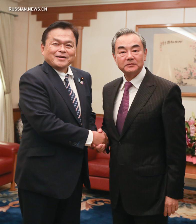 Ван И встретился с министром государственных земель и транспорта Японии