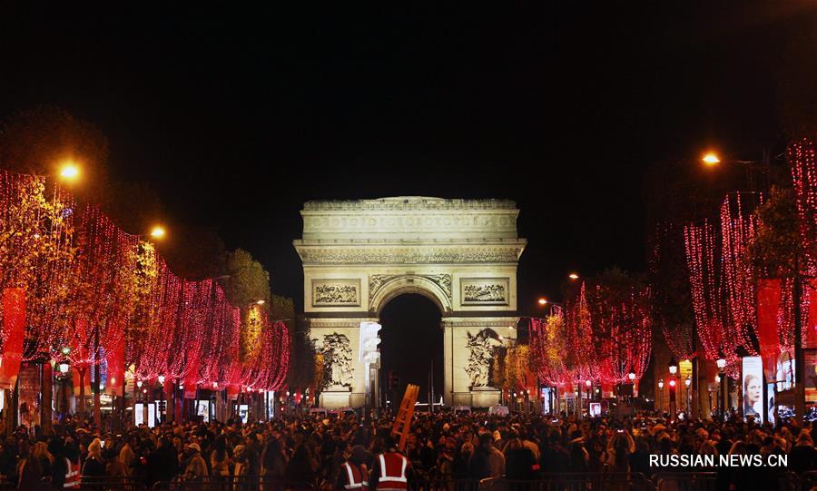 Рождественские огни в центре Парижа