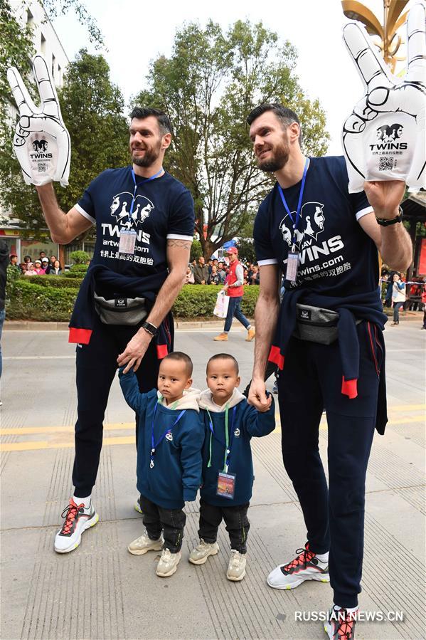 Праздничное шествие состоялось в рамках международного фестиваля близнецов на юго-западе Китая 