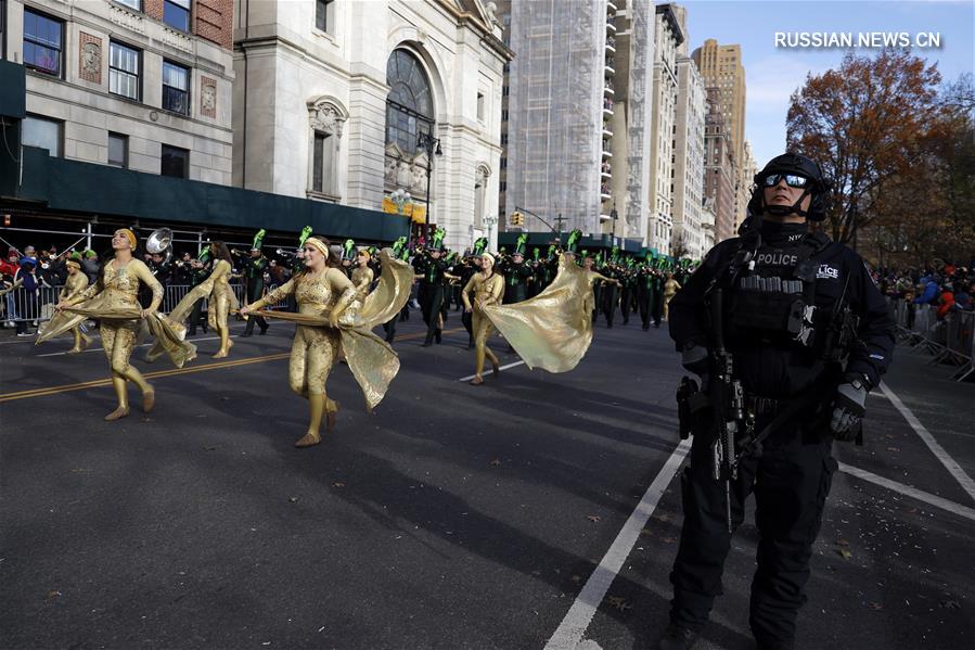 Грандиозное шествие по случаю Дня благодарения на улицах Нью-Йорка