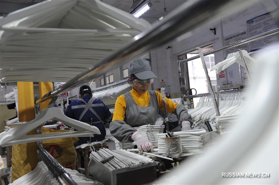 Производство вешалок помогает справиться с бедностью жителям маленького городка в Гуанси