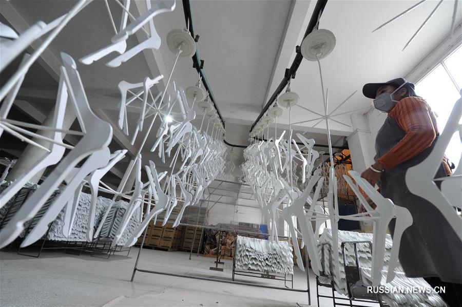 Производство вешалок помогает справиться с бедностью жителям маленького городка в Гуанси