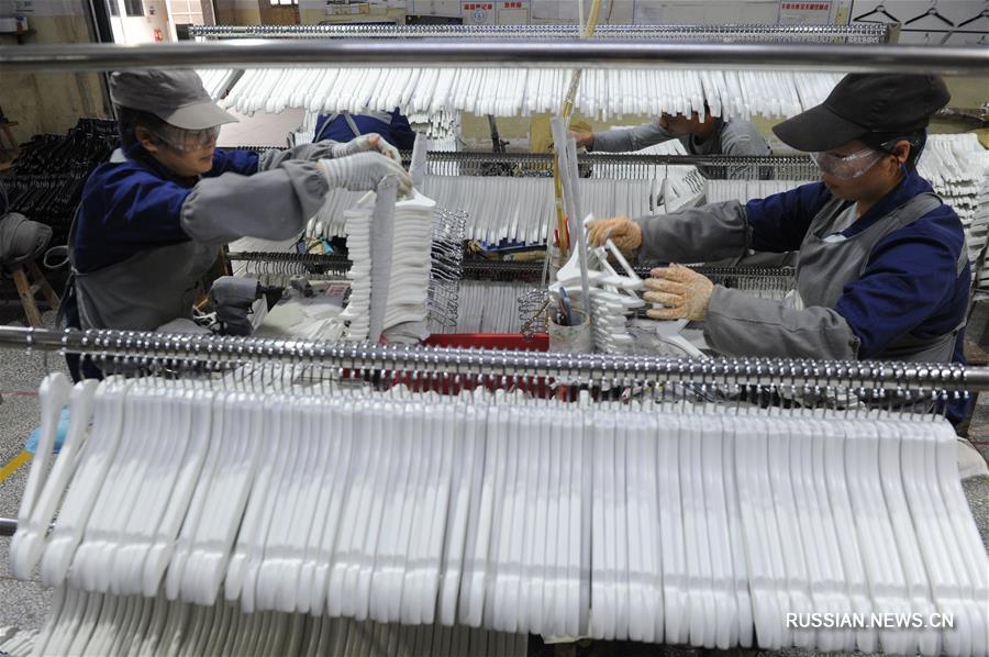 Производство вешалок помогает справиться с бедностью жителям маленького городка в Гуанси