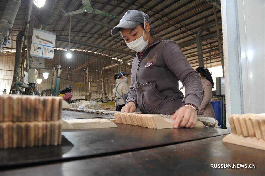 Производство вешалок помогает справиться с бедностью жителям маленького городка в Гуанси