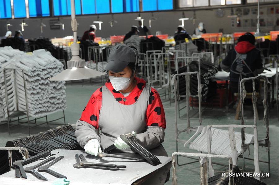 Производство вешалок помогает справиться с бедностью жителям маленького городка в Гуанси