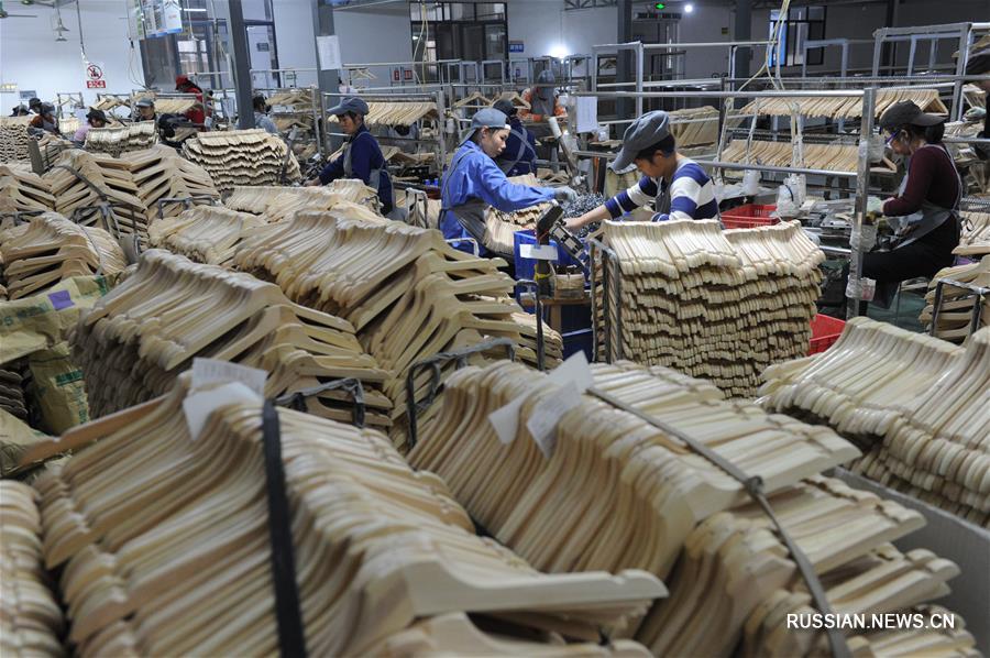 Производство вешалок помогает справиться с бедностью жителям маленького городка в Гуанси