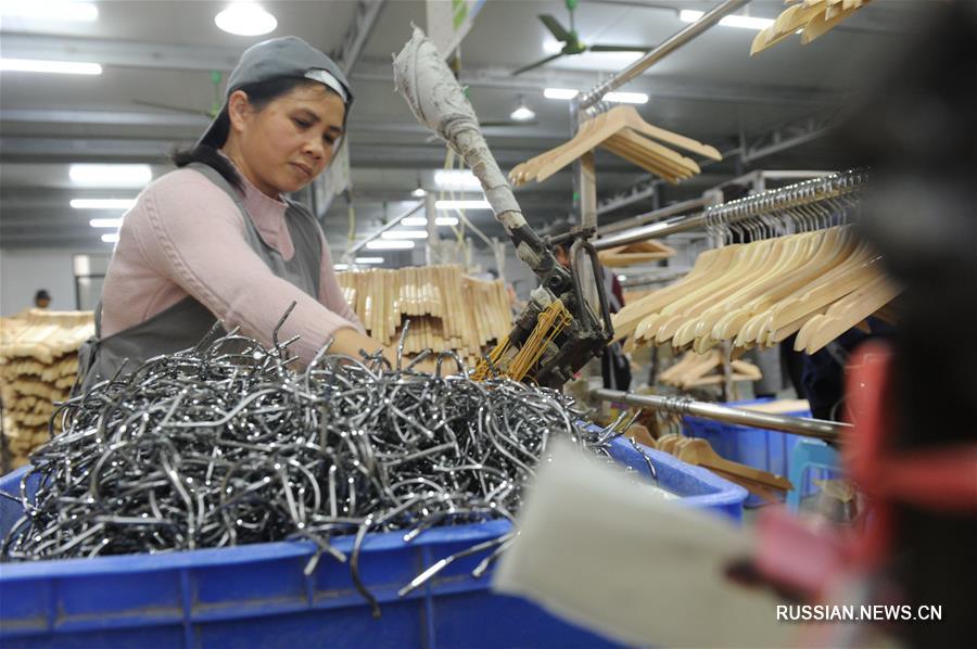 Производство вешалок помогает справиться с бедностью жителям маленького городка в Гуанси