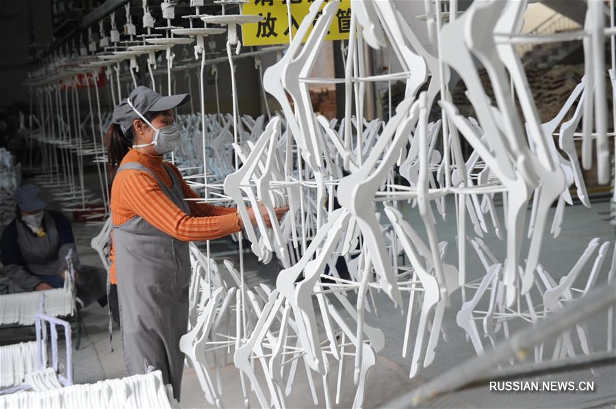 Производство вешалок помогает справиться с бедностью жителям маленького городка в Гуанси