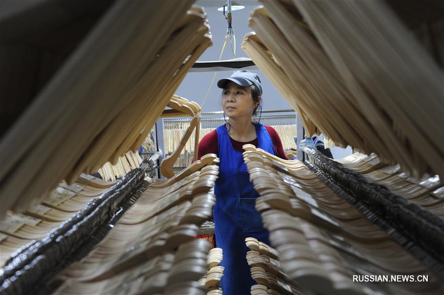 Производство вешалок помогает справиться с бедностью жителям маленького городка в Гуанси