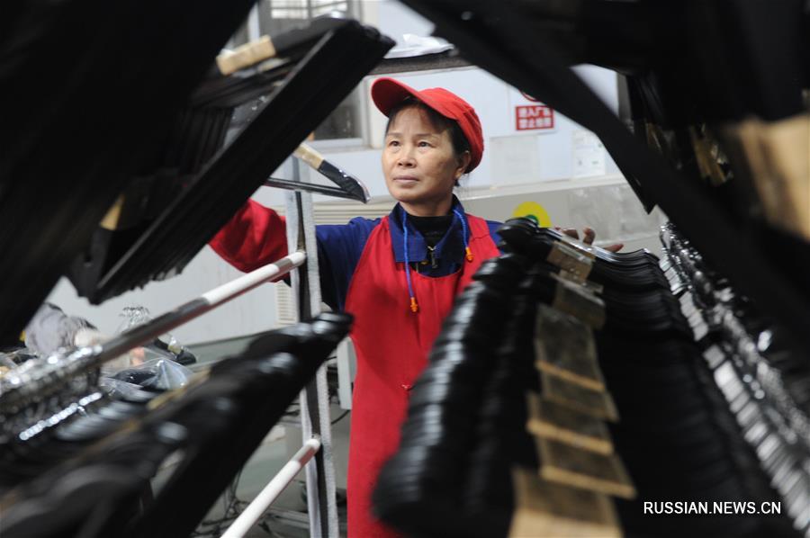 Производство вешалок помогает справиться с бедностью жителям маленького городка в Гуанси