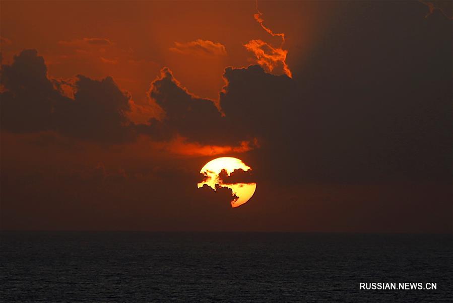 Закат солнца на Средиземном море
