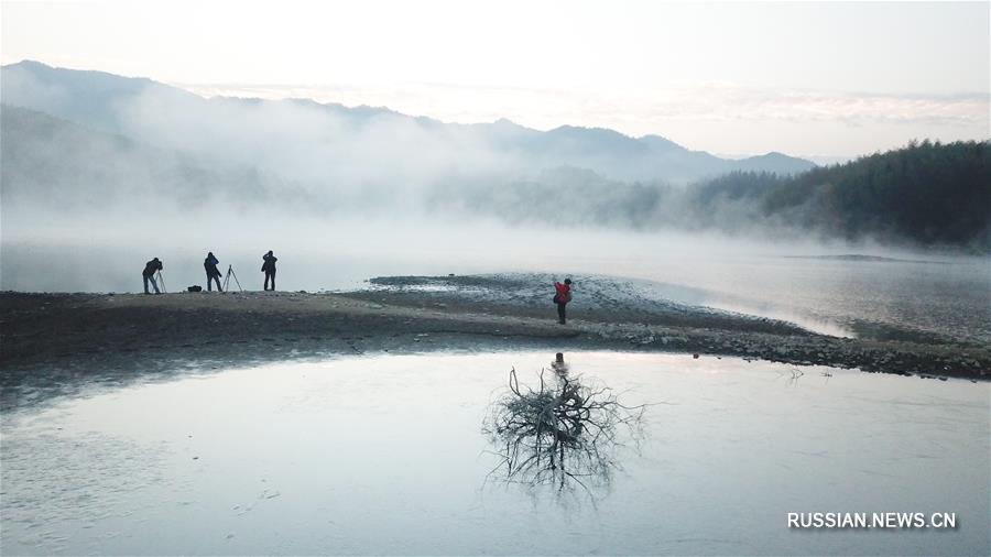 Красота зимнего пейзажа в провинции Аньхой на востоке Китая 