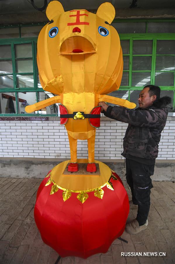 В провинции Хэбэй готовят фонарики к Новому году 