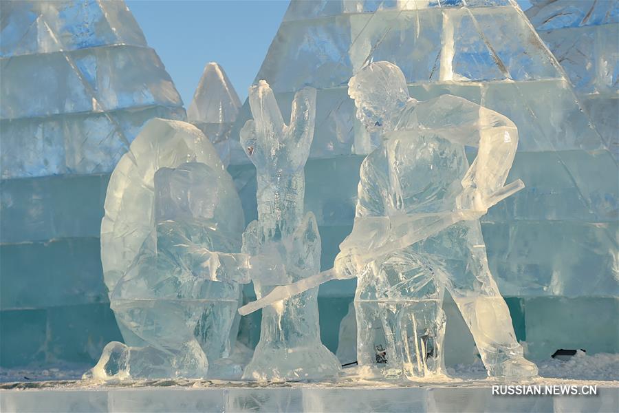 Изящные ледяные композиции украсили парк в Хулун-Буире 