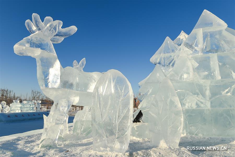 Изящные ледяные композиции украсили парк в Хулун-Буире  