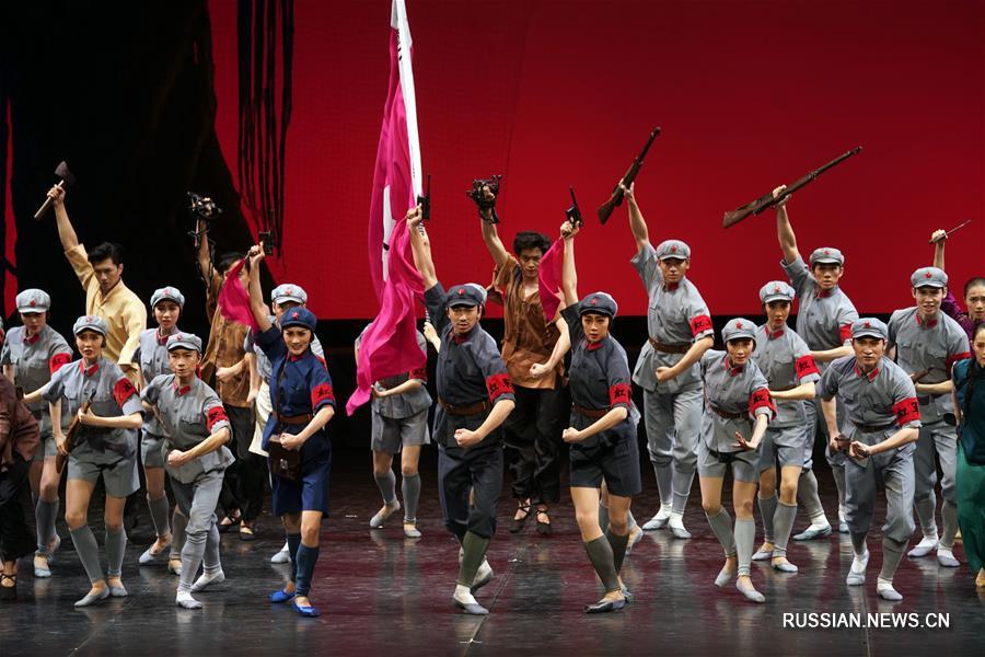 В Пекине состоялся показ классического балета "Красный женский отряд"