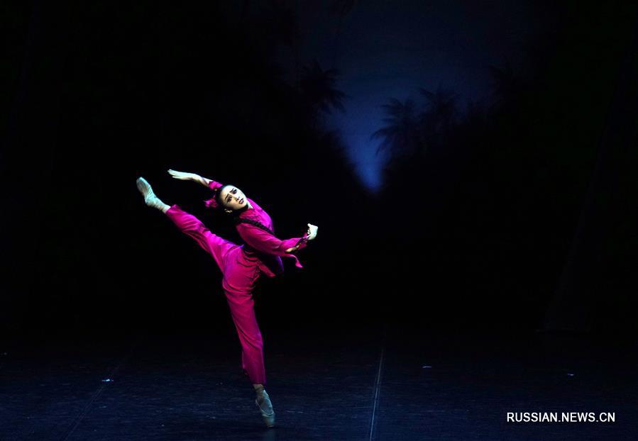 В Пекине состоялся показ классического балета "Красный женский отряд"