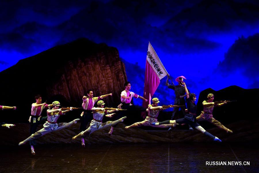 В Пекине состоялся показ классического балета "Красный женский отряд"