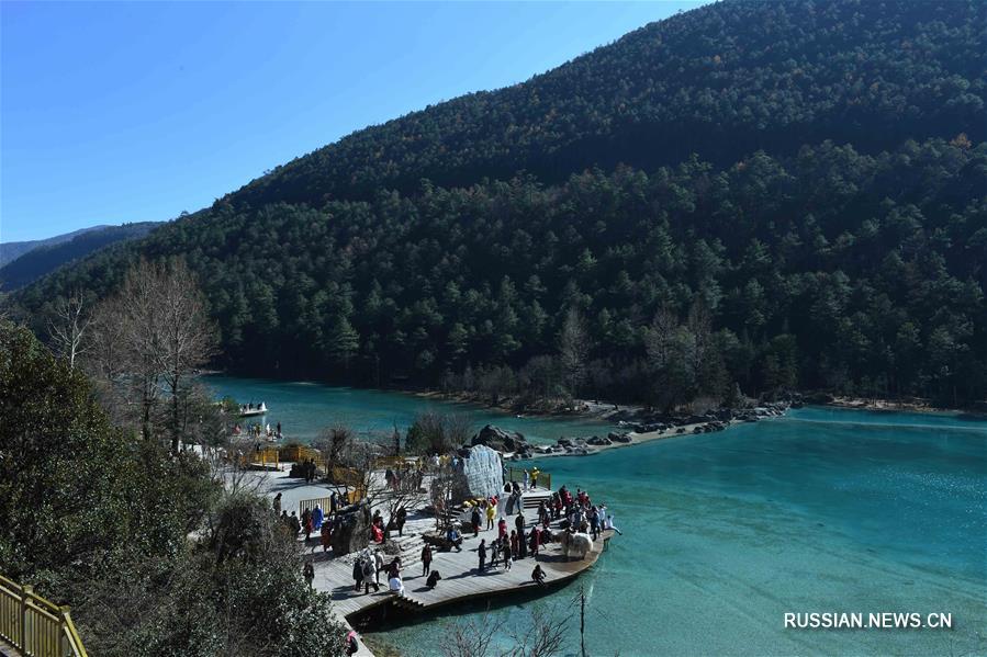 Изумрудные воды и зеленые горы ландшафтного парка Ланьюэгу