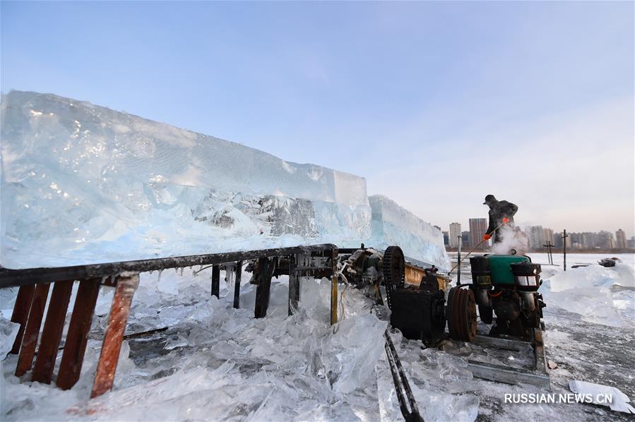Сезон сбора льда на реке Сунхуацзян