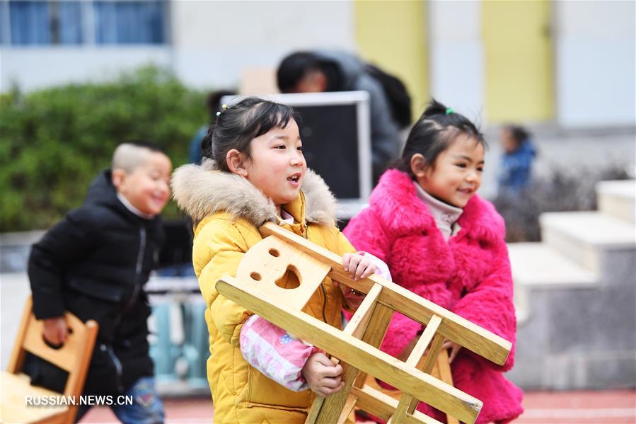 Волонтеры знакомят школьников из Чунцина с родной культурой