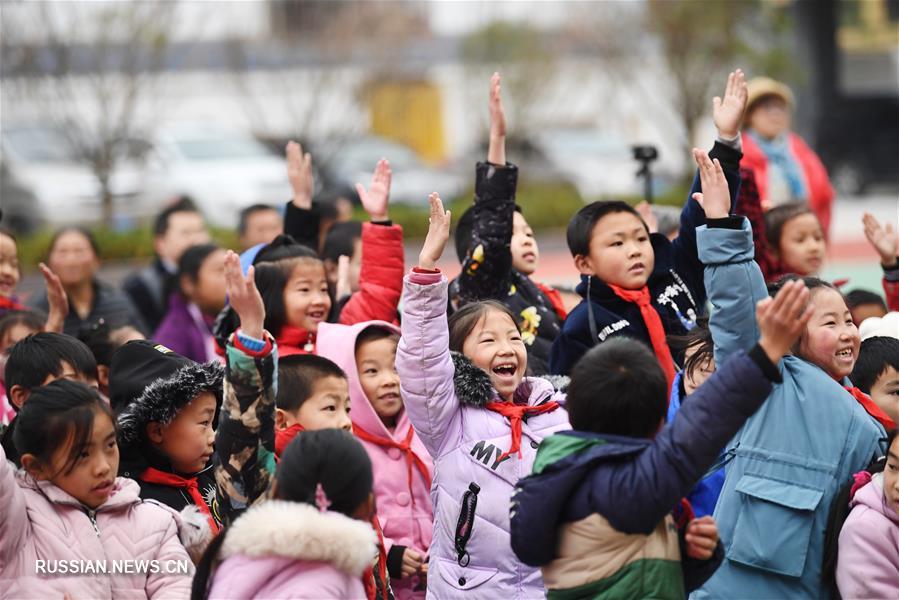 Волонтеры знакомят школьников из Чунцина с родной культурой