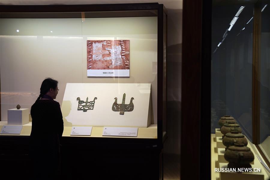 В Пекине открылась выставка древних реликвий из раскопок археологического памятника Люцзява в Шэнси
