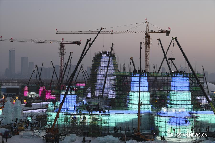 Строительство "ледово-снежной фабрики мечты" в Харбине