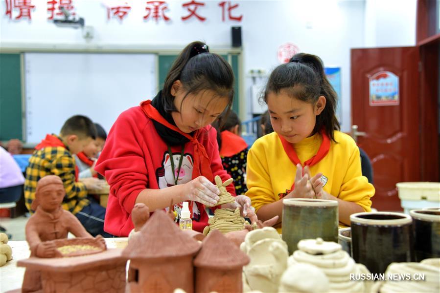 Школьники из Внутренней Монголии знакомятся с искусством керамики