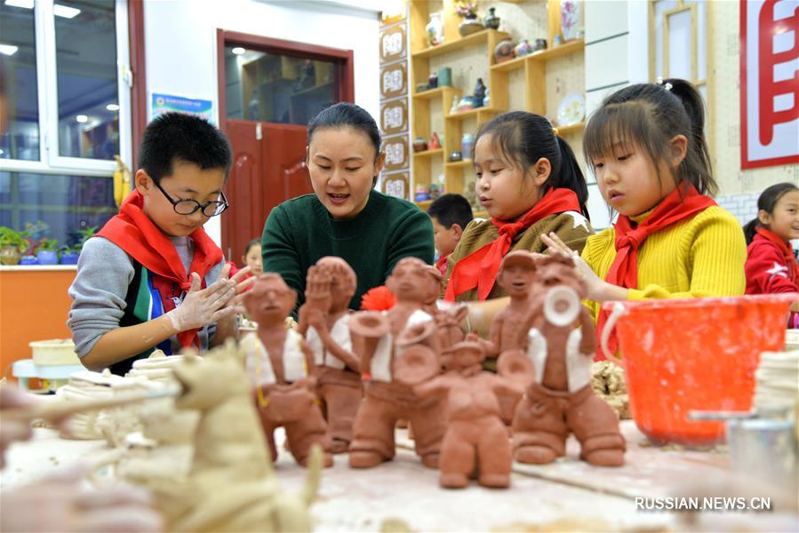 Школьники из Внутренней Монголии знакомятся с искусством керамики